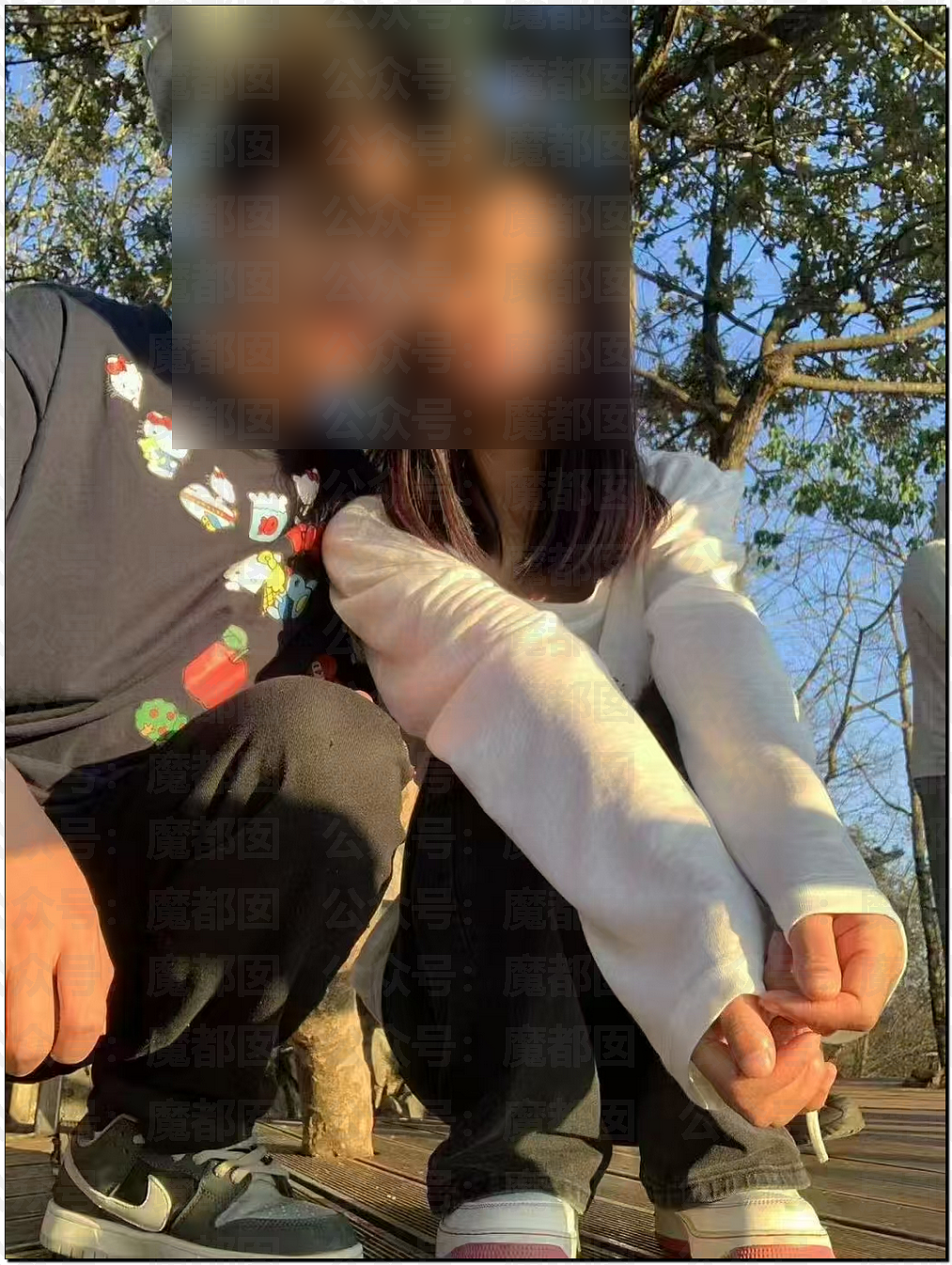 辣眼睛！大学女生球场和小三公开踢球被拍+某女骑脚踏3船被曝（组图） - 5
