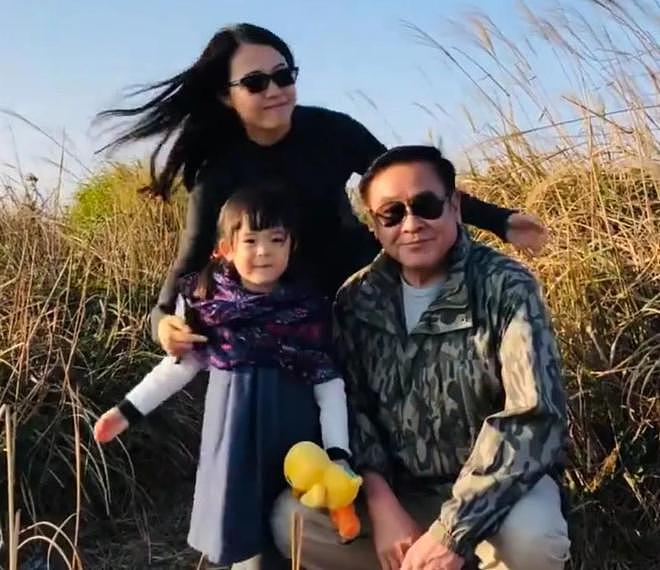 尔冬升一家三口亲密合照被吐槽！放弃丁克抛弃前妻，网友：渣男（组图） - 6