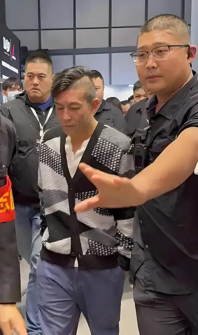 陈冠希头等舱内发飙!怒斥机组: 凭什么日本人先下飞机? 我会让你丢工作…(组图) - 1