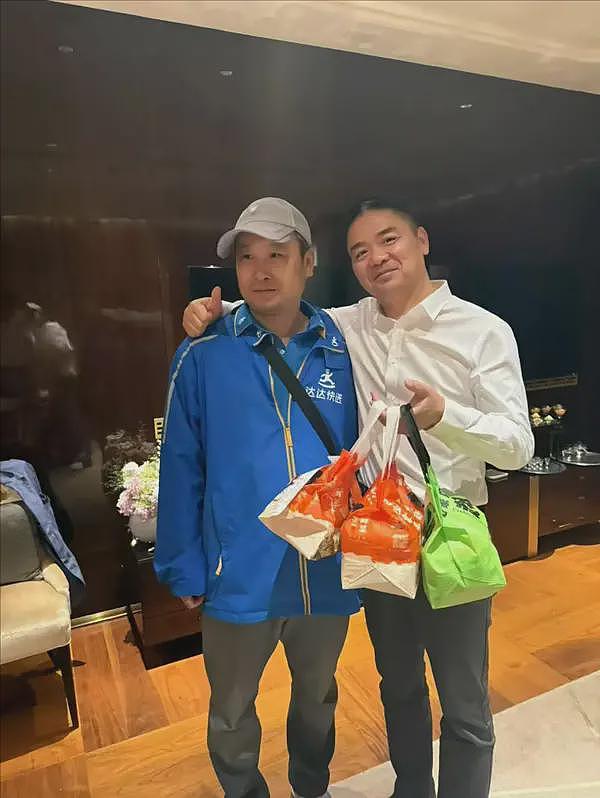 刘强东视察工作，点外卖给小哥1000元小费并合影（组图） - 1