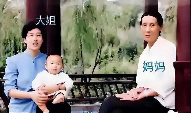 3岁丧父，吃姐姐奶水长大，成名后为8个哥姐买房，如今终成实力派（组图） - 12