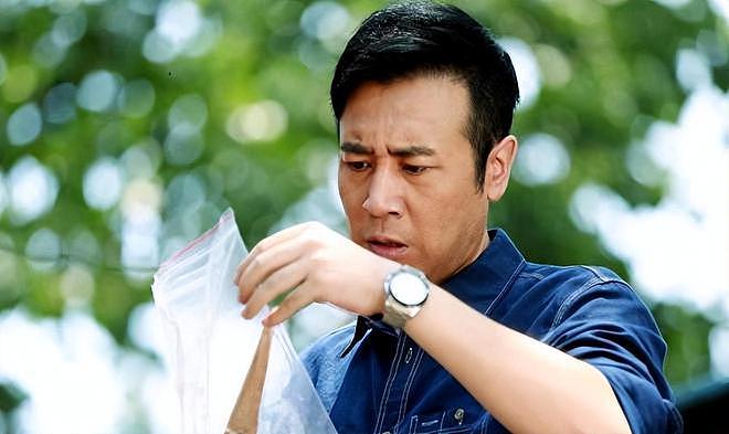 3岁丧父，吃姐姐奶水长大，成名后为8个哥姐买房，如今终成实力派（组图） - 1
