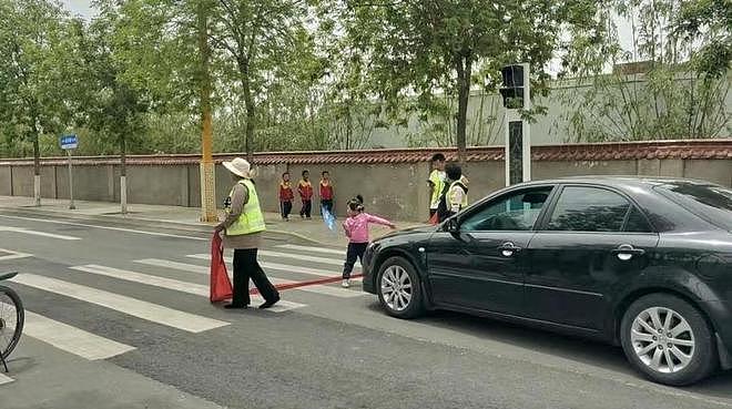 学校附近数名儿童用身体挡车“护学”？当地回应：已约谈学校校长（组图） - 3