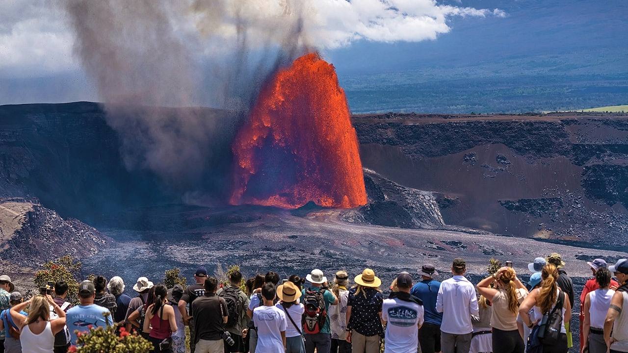 美国男游客冒险近距离观赏火山爆发不慎堕下，“树挡住”奇迹保命（组图） - 1