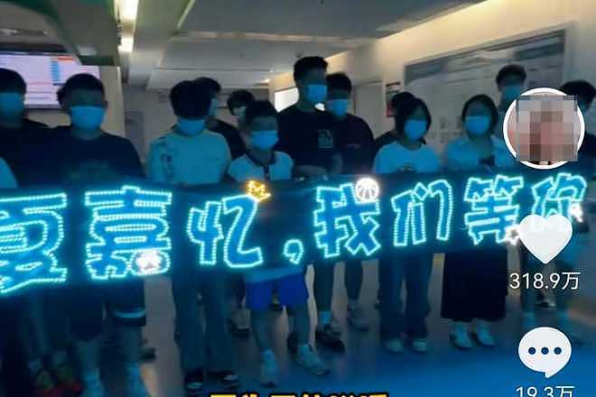 “同学们病房外举牌探望”的17岁白血病男生离世,妈妈:老师同学都来送他最后一程(组图) - 1
