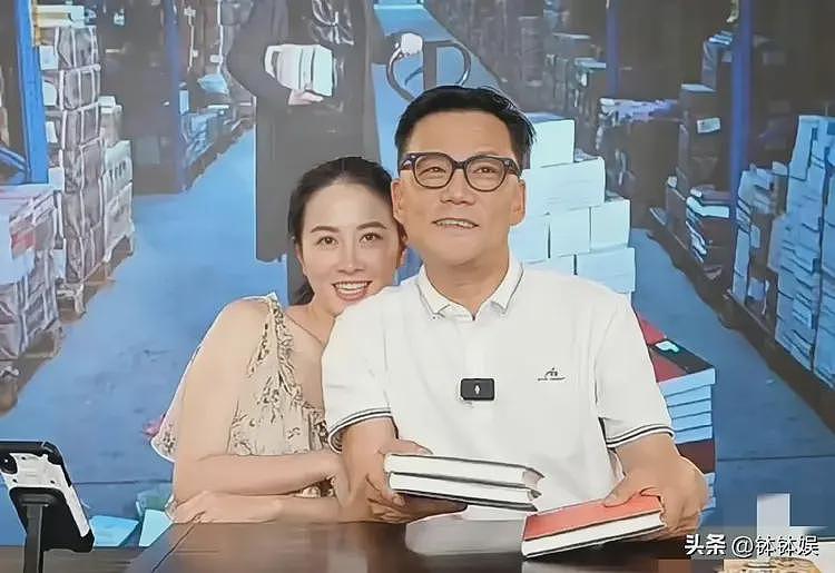 当当网李国庆将再婚！女方戴着眼镜气质超好，两人私下合影曝光（组图） - 7