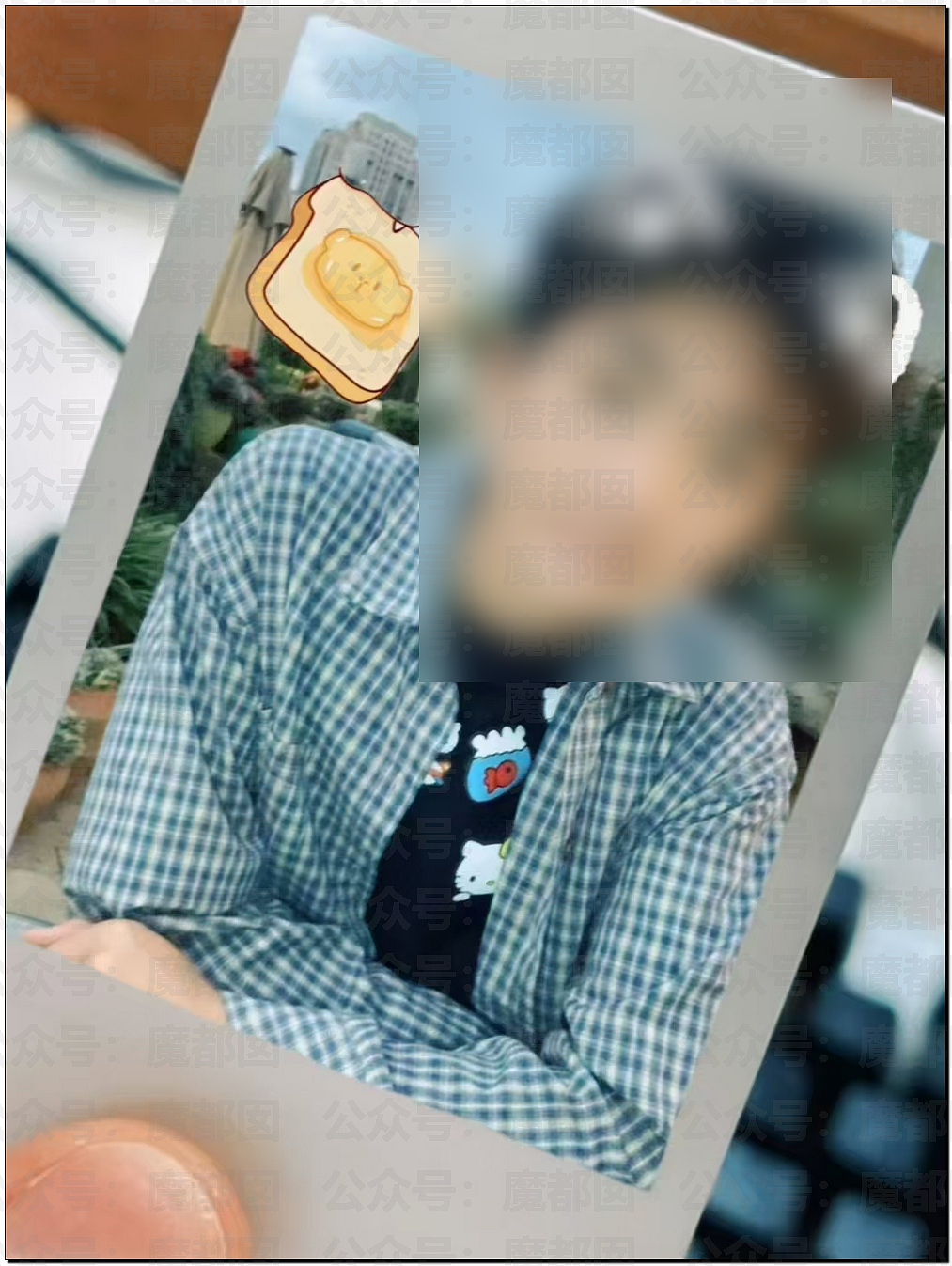 辣眼睛！大学女生球场和小三公开踢球被拍+某女骑脚踏3船被曝（组图） - 4