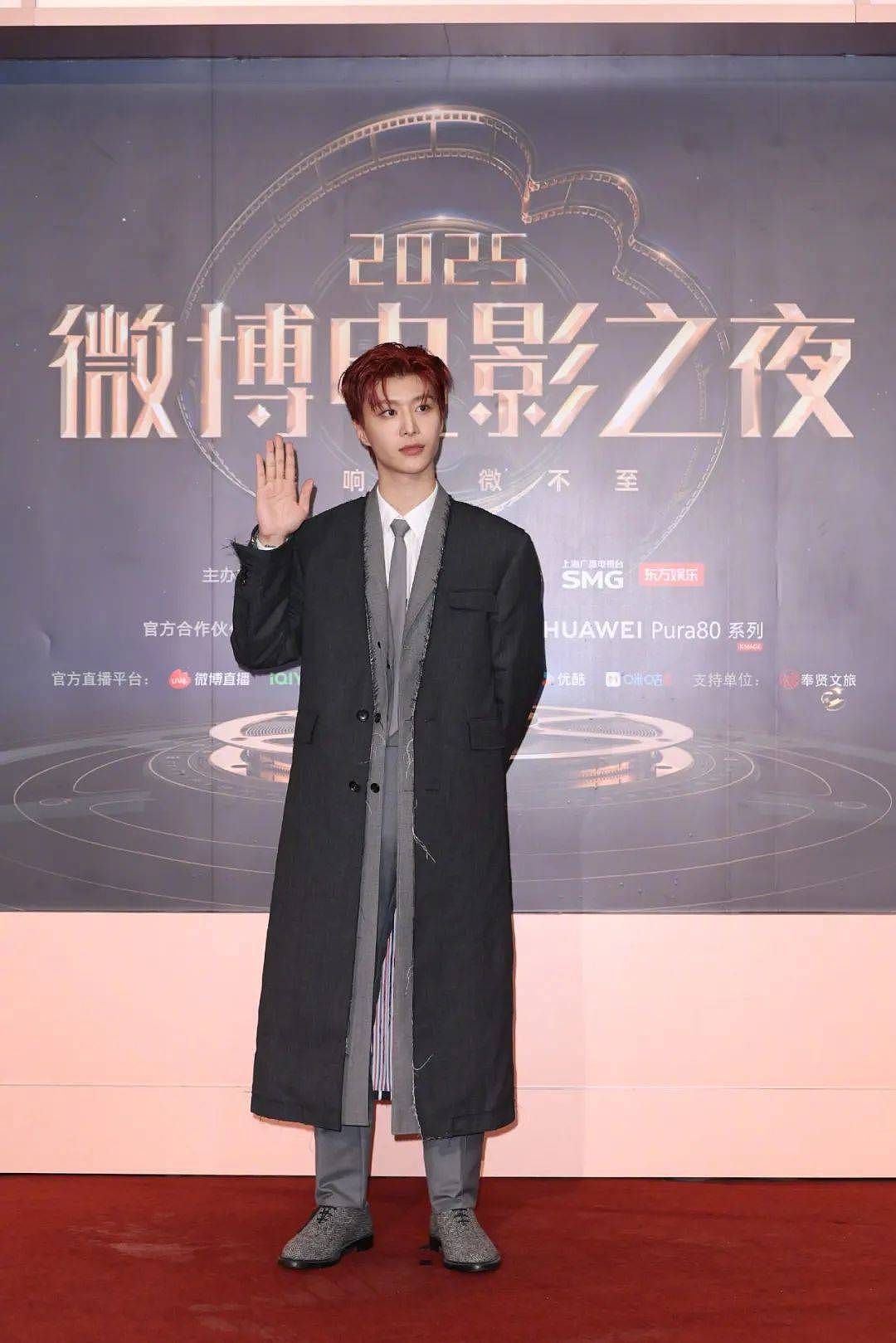 【时尚】当TA们穿上相同元素的礼服，谁赢了（组图） - 11