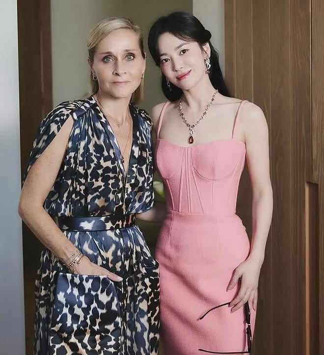 全智贤宋慧乔西班牙出席活动，两人同龄状态不同，全智贤疲惫沧桑（组图） - 15