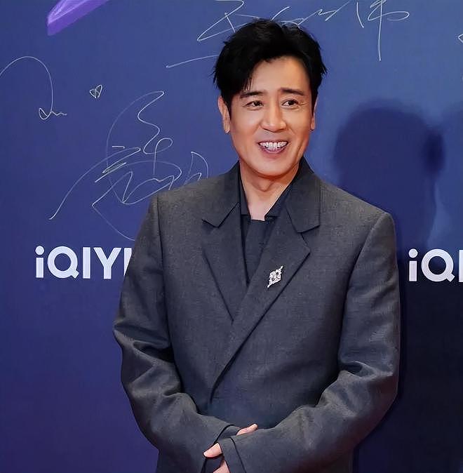 3岁丧父，吃姐姐奶水长大，成名后为8个哥姐买房，如今终成实力派（组图） - 8