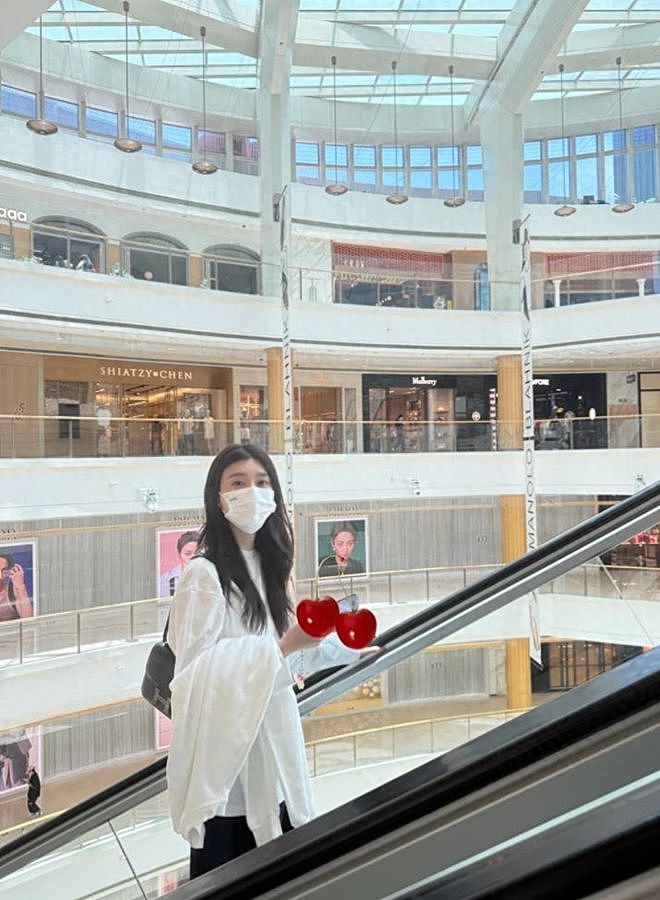 奚梦瑶独自逛高档商场，白T瑜伽裤衣服上没一个log，依旧难掩贵气（组图） - 1