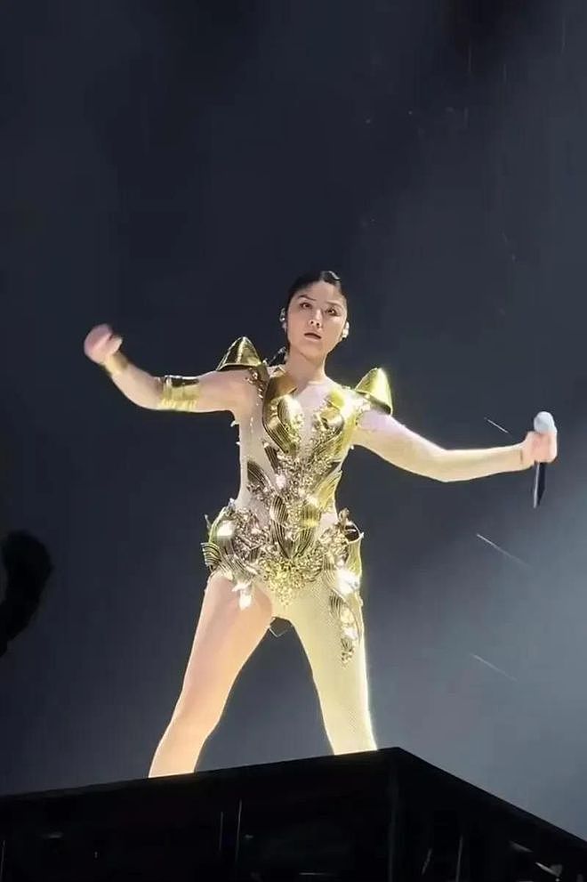 50岁穿三角裤开唱被骂上热搜！陈慧琳这波操作到底冤不冤？（组图） - 2