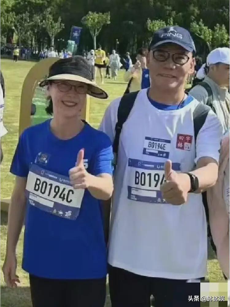 当当网李国庆将再婚！女方戴着眼镜气质超好，两人私下合影曝光（组图） - 9