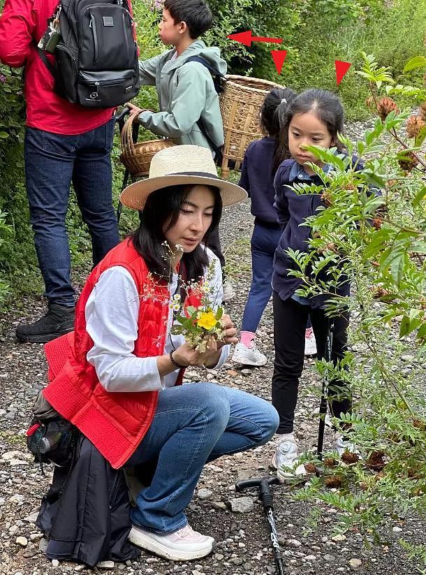 郭晶晶穿60元小白鞋逛街，便宜穿出贵气范，很像邻家大姐姐（组图） - 11