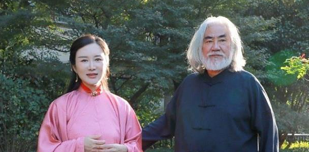 张纪中夫妇到甘肃旅游，杜星霖身材走样，生图与精修图差距大（组图） - 1