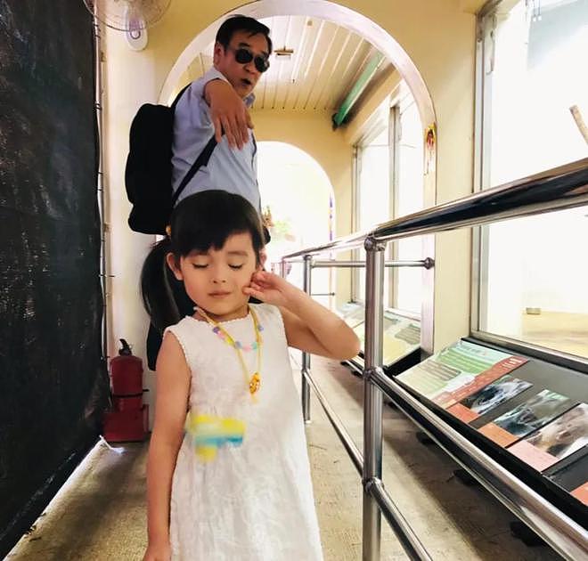 尔冬升一家三口亲密合照被吐槽！放弃丁克抛弃前妻，网友：渣男（组图） - 3