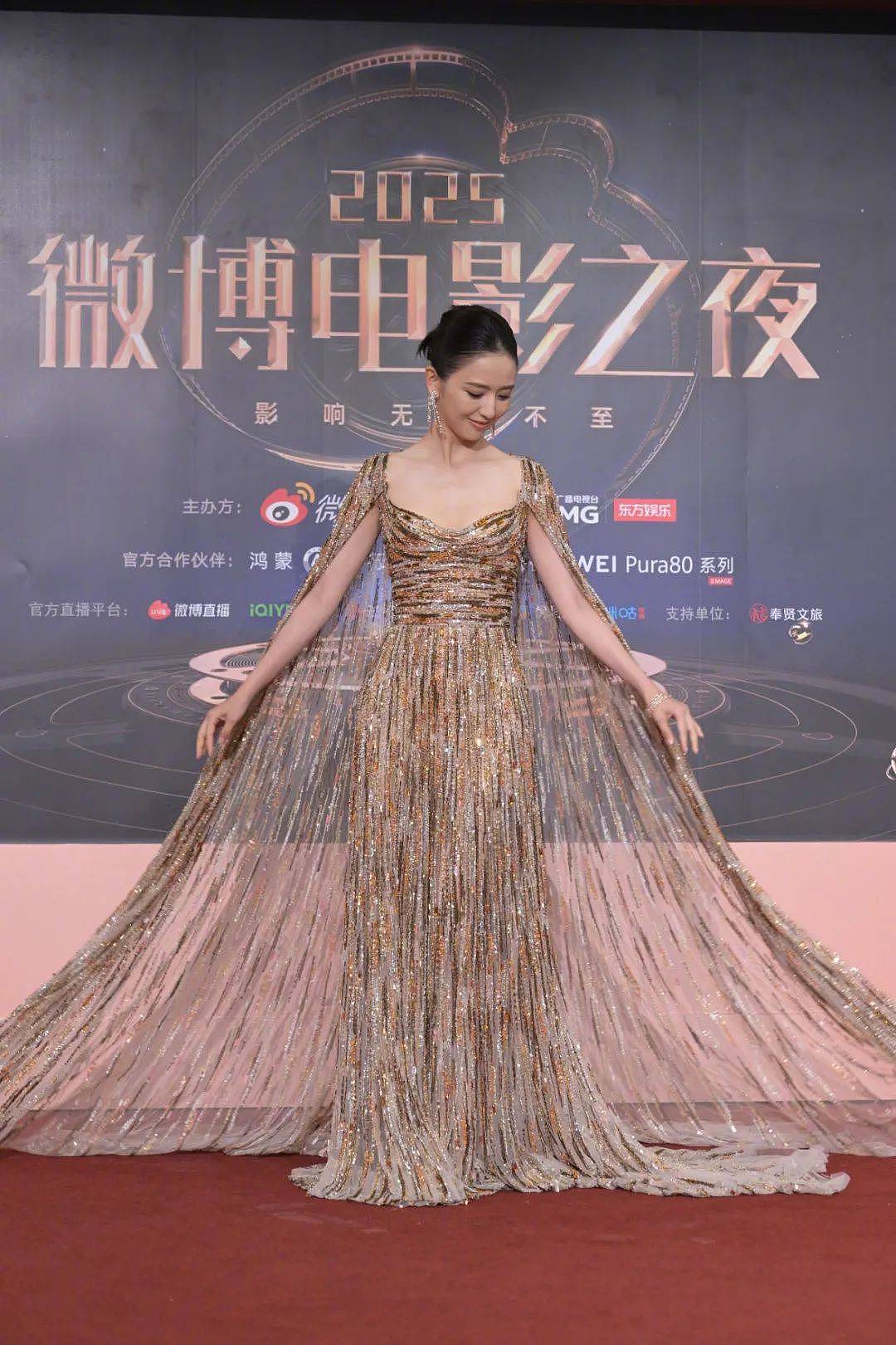 【时尚】当TA们穿上相同元素的礼服，谁赢了（组图） - 2