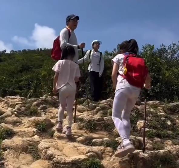 郭晶晶穿60元小白鞋逛街，便宜穿出贵气范，很像邻家大姐姐（组图） - 8