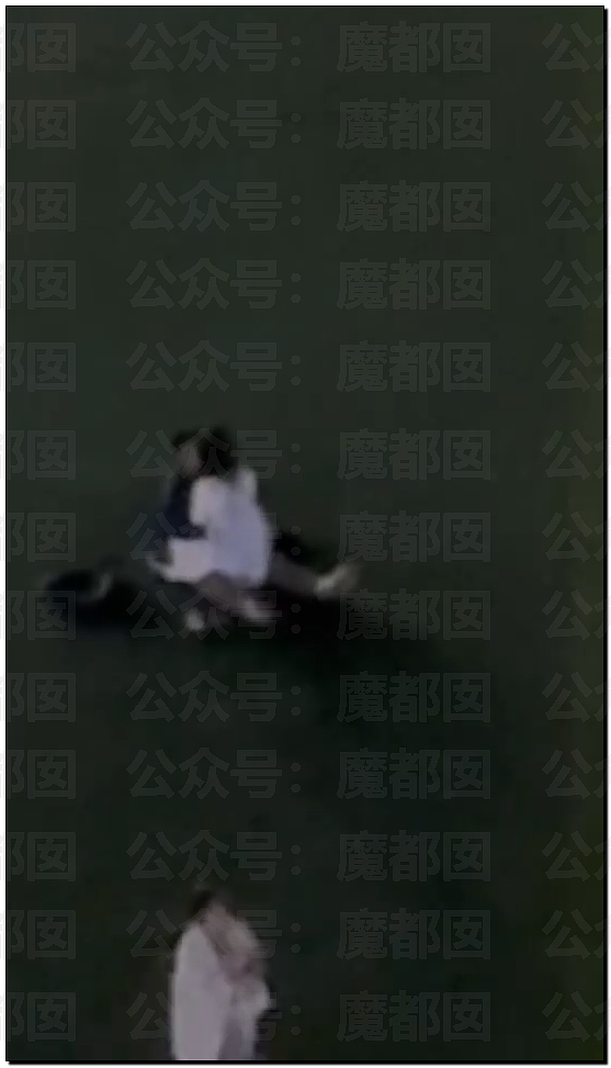 辣眼睛！大学女生球场和小三公开踢球被拍+某女骑脚踏3船被曝（组图） - 2