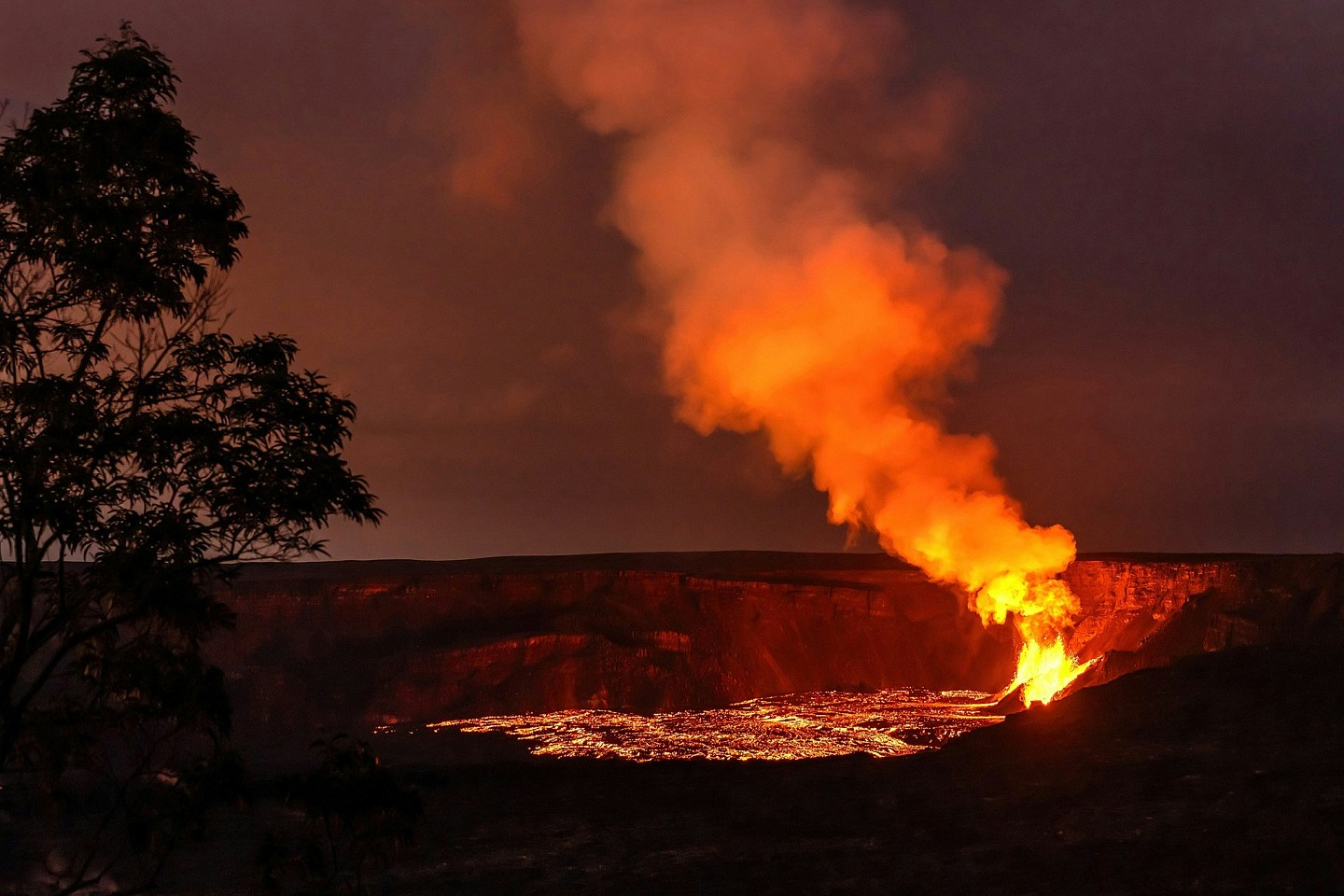 美国男游客冒险近距离观赏火山爆发不慎堕下，“树挡住”奇迹保命（组图） - 5