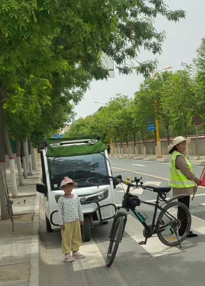 学校附近数名儿童用身体挡车“护学”？当地回应：已约谈学校校长（组图） - 1
