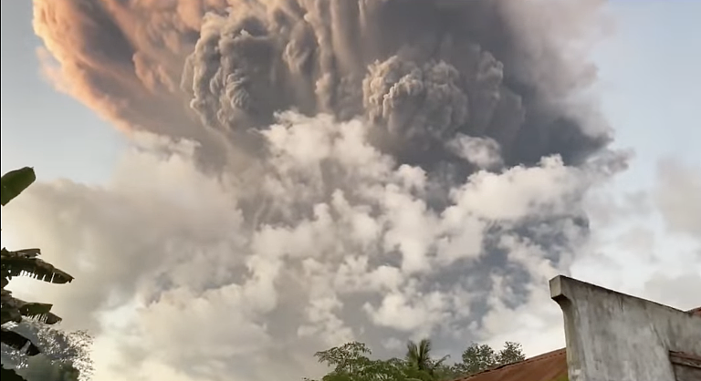 印尼火山爆发，火山灰直冲11公里高空！新航酷航多航班紧急取消（组图） - 1