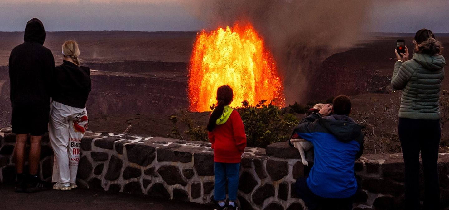 美国男游客冒险近距离观赏火山爆发不慎堕下，“树挡住”奇迹保命（组图） - 2
