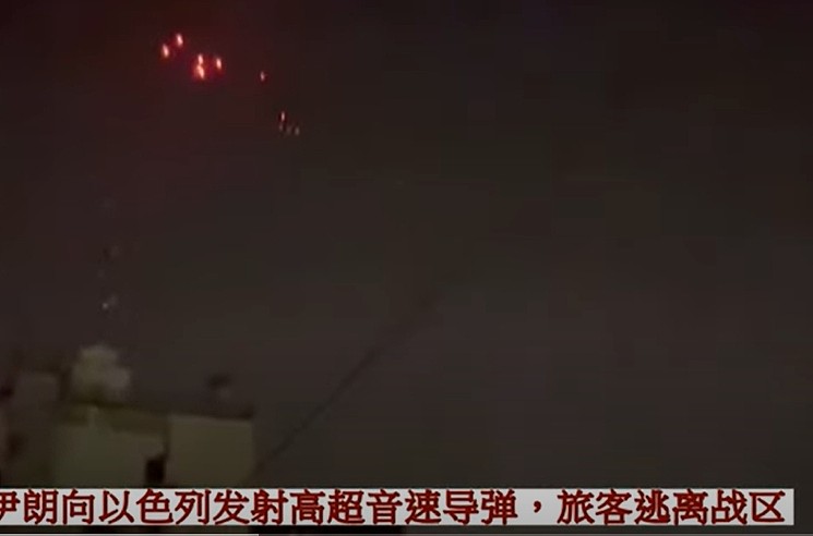 伊朗发射高超音速导弹，游客逃离以色列（图） - 1
