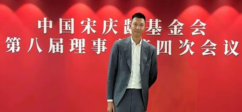 央视“宣布”易建联复出引热议！网友评论两极分化炸开锅（组图） - 9