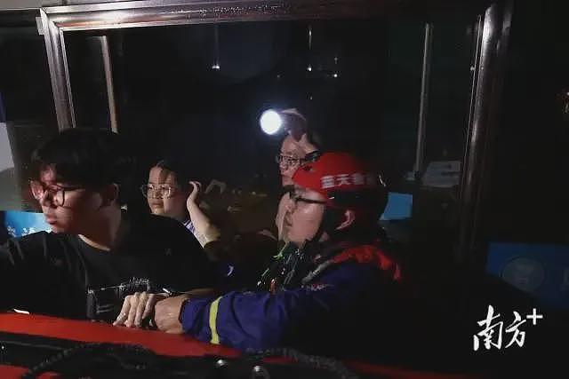 四次洪峰过境!广东怀集遭遇超百年一遇洪水(组图) - 8