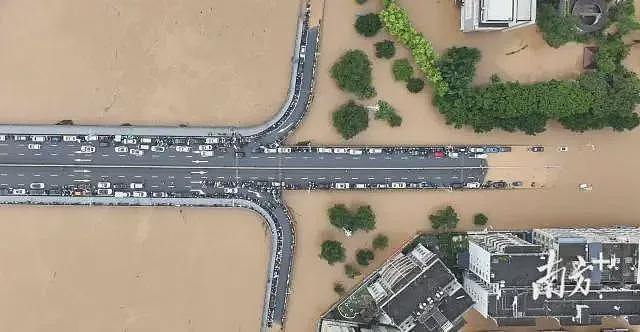 四次洪峰过境!广东怀集遭遇超百年一遇洪水(组图) - 10