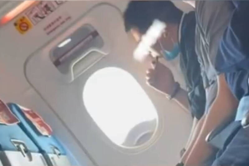中国男子搭飞机狂吸电子烟!厦航冷回“违规不违法”全网气炸(组图) - 1