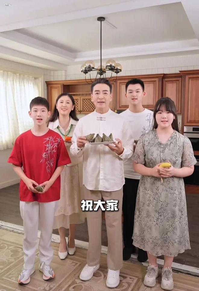 70岁寇振海谈与妻子20岁年龄差,比起忘年恋更愿意被称时光合伙人(组图) - 15