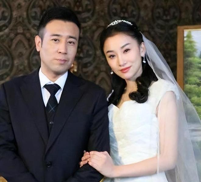 3岁丧父，吃姐姐奶水长大，成名后为8个哥姐买房，如今终成实力派（组图） - 5