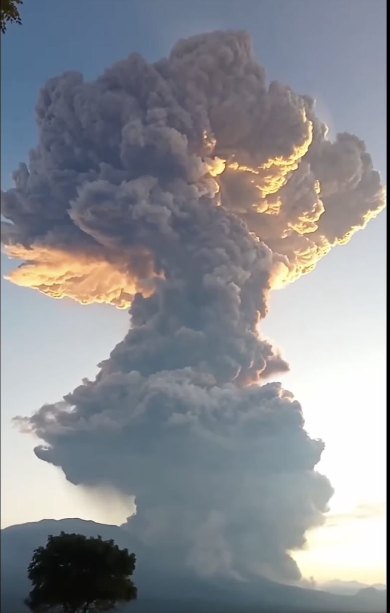 印尼火山爆发，火山灰直冲11公里高空！新航酷航多航班紧急取消（组图） - 5