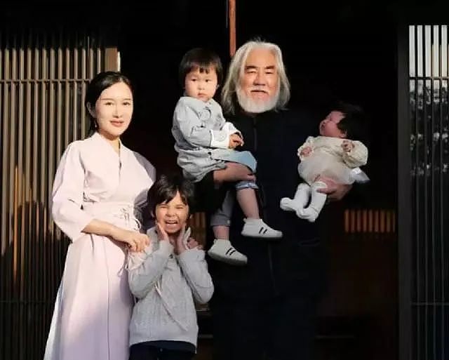 张纪中夫妇到甘肃旅游，杜星霖身材走样，生图与精修图差距大（组图） - 6