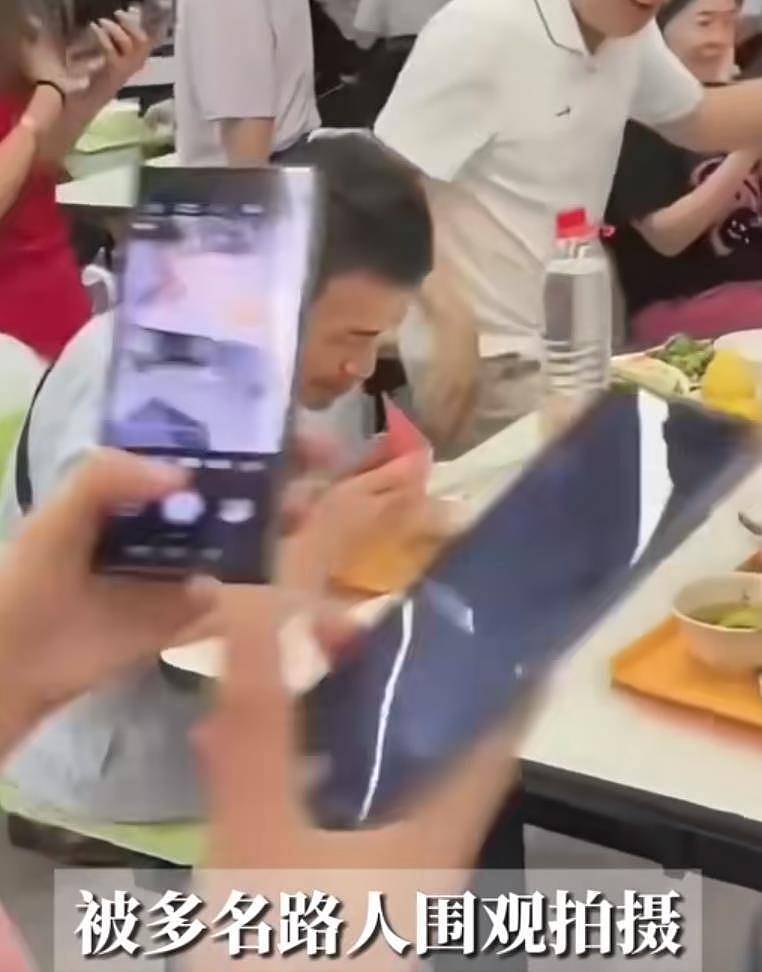 韦东奕食堂吃饭时被多人轮番拍照,画面令人窒息(图) - 1