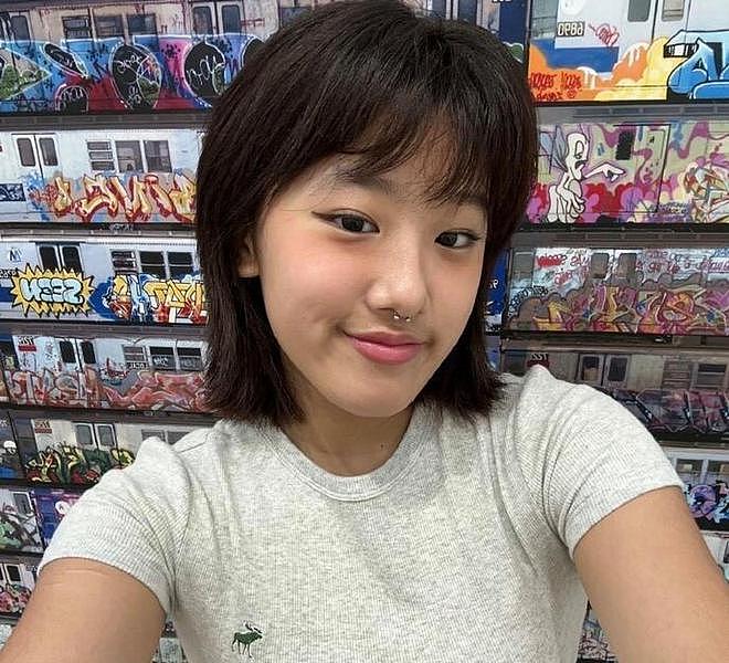 梧桐妹20岁生日晒美背，戴鼻环唇钉很狂野，不学妈妈贾静雯玉女风（组图） - 5