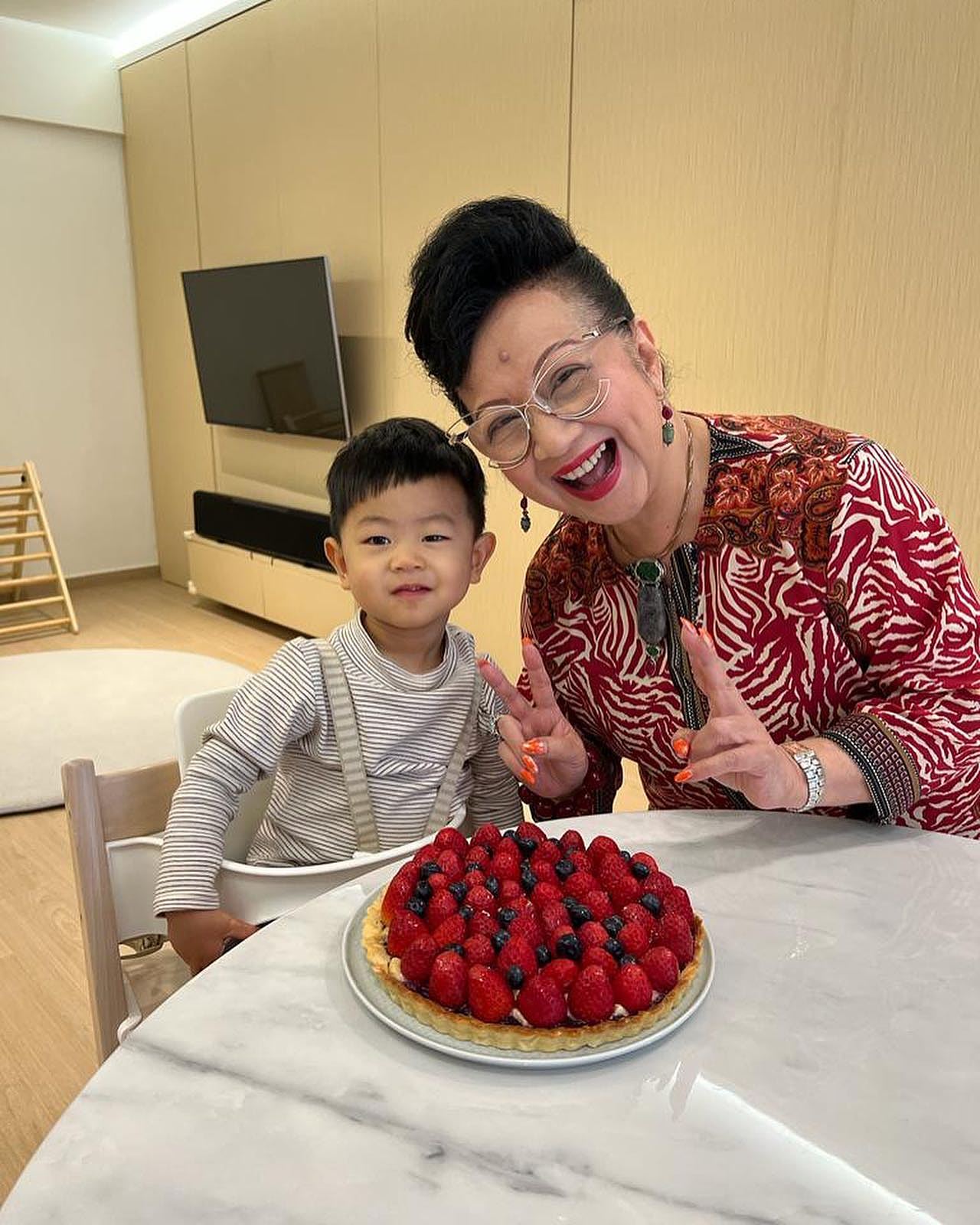 娱圈两亿富婆罕片场英文闹人“死X开”，离婚后语小17岁男友恋爱（组图） - 10