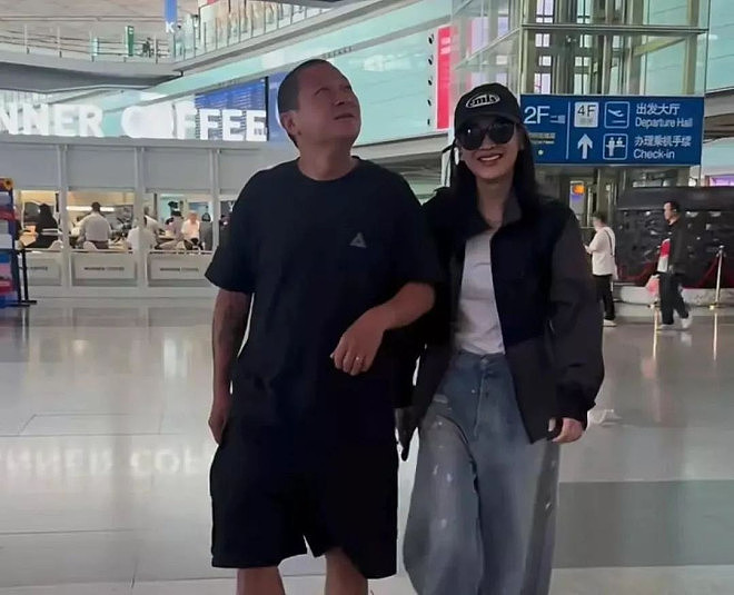 梅婷和老公机场手拉手笑得甜蜜，曾剑60岁发量感人（组图） - 3