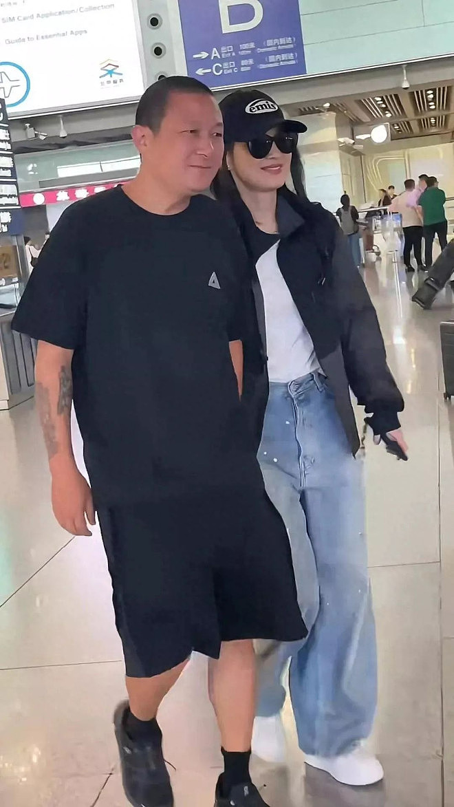 梅婷和老公机场手拉手笑得甜蜜，曾剑60岁发量感人（组图） - 1