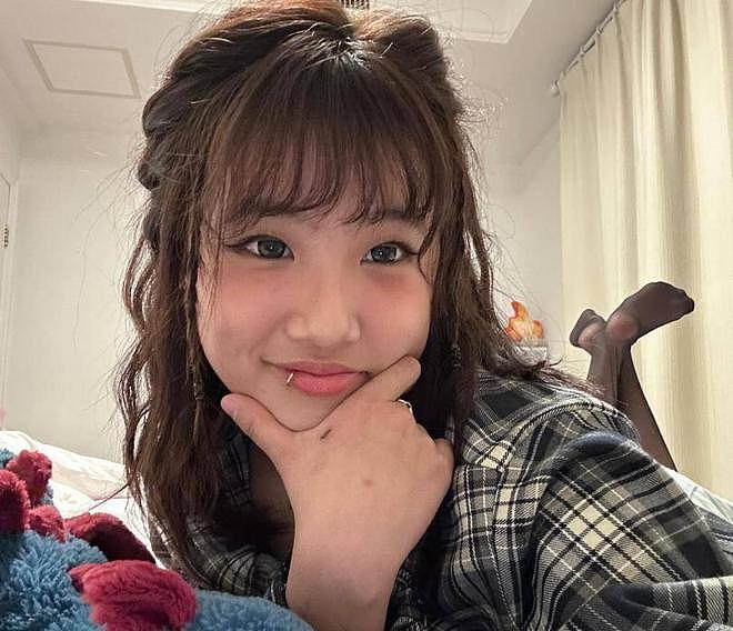 梧桐妹20岁生日晒美背，戴鼻环唇钉很狂野，不学妈妈贾静雯玉女风（组图） - 3