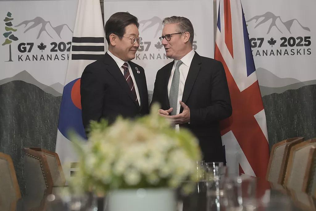 英首相G7峰会出糗,错把翻译当成李在明猛握手(组图) - 1