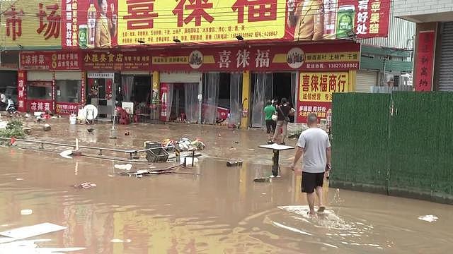 广东怀集遭遇特大洪涝灾害，零食店遭哄抢，连收银机现金都被拿走（组图） - 9