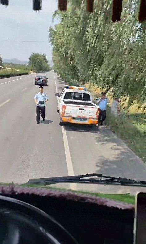 货车被交通执法人员暂扣停车场，扫码交2650元后放行；当事车主：希望查明是否有“猫腻”（组图） - 1