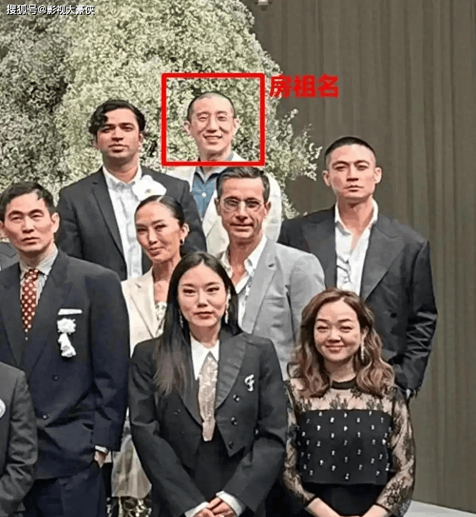 42岁房祖名现身婚礼！秃顶暴瘦模样沧桑，比71岁成龙还显老（组图） - 1