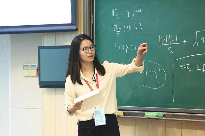 韦东奕又去听王虹教授讲座了,连续三天坐第一排听讲,还有学生为王虹献花(组图) - 2