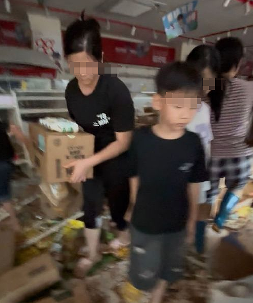 广东怀集遭遇特大洪涝灾害，零食店遭哄抢，连收银机现金都被拿走（组图） - 3