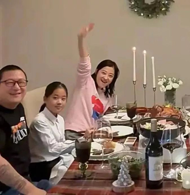 梅婷和老公机场手拉手笑得甜蜜，曾剑60岁发量感人（组图） - 7