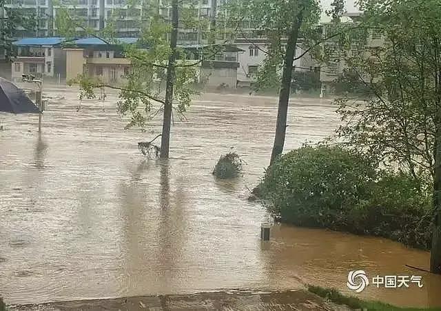 湖南一小区车库被淹4人挪车失联，1名被困女子获救（组图） - 3